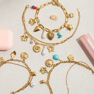 Bracelet perlé en acier doré avec breloques en forme de cœur, papillon et perles