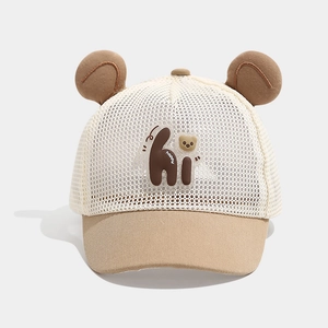 Détail de la casquette bébé en maille avec oreilles d'ours 3D et écusson hi