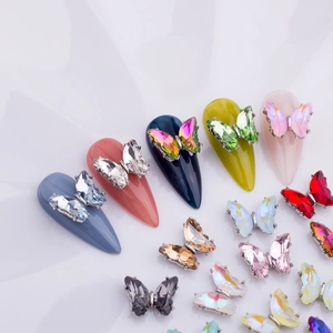 Detalle macro de dijes de mariposa de cristal 3D coloridos para arte de uñas