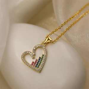 Vue détaillée du pendentif cœur avec zircons colorés et placage en or 18 carats