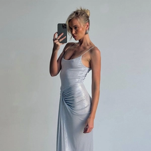 Dettaglio ravvicinato del design arricciato in vita sull'abito slim fit argento metallizzato