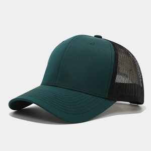 Detailweergave van de groene katoenen rand en zwarte mesh achterkant van deze truckerpet