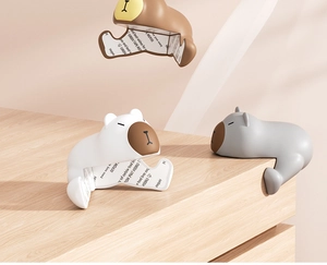 Tre protezioni angolari in silicone a forma di orso in marrone, bianco e grigio con adesivo