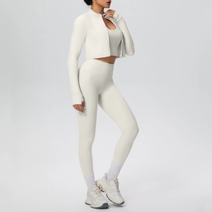 Set sportivo 3 pezzi con giacca zip, canotta e leggings da yoga a vita alta in bianco