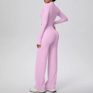 Détail de l'ensemble de sport rose montrant la vue arrière de la veste slim et du pantalon
