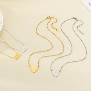 Colliers en acier inoxydable plaqué or 18 carats avec pendentifs cœur, carré et 11:11