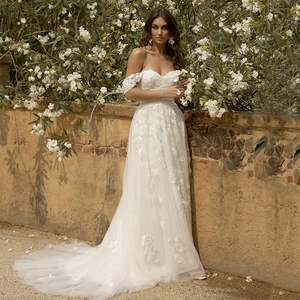Robe de mariée élégante à épaules dénudées avec dentelle florale et traîne en coupe A-line