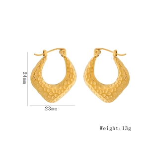 Vue détaillée des boucles d'oreilles dorées de 24mm avec texture martelée et dimensions
