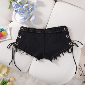 Dettaglio di shorts in denim nero con lacci laterali e design con orlo grezzo sfilacciato