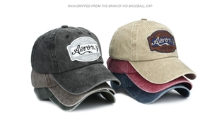Dettaglio di cappelli da baseball in cotone lavato vintage con ricami retrò e tessuto usato