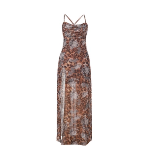 Détail de la robe maxi léopard marron à bretelles fines avec une fente haute latérale