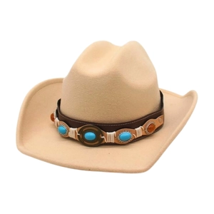 Chapeau de cowboy en feutre beige clair avec pierres turquoise et ambre sur fond blanc