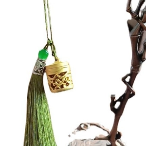 Holle metalen aromatherapie diffuser hanger met groene kwast en jade kraal