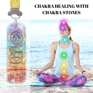 Colgante de curación 7 Chakra con piedras naturales y bobina de cobre sobre fondo de yoga