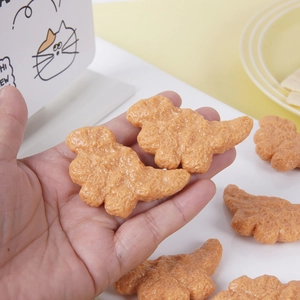 Modèle réaliste de nugget de poulet en forme de dinosaure avec texture dorée et croquante