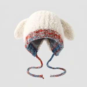 Detalle de gorro de invierno de felpa para niños con orejeras de punto de colores vivos