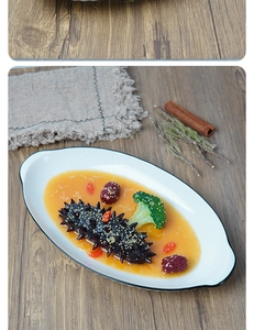 Modelo detallado de pepino de mar con brócoli y salsa dorada en plato de cerámica