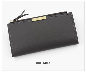 Vue détaillée du portefeuille en cuir gris avec plaque Forever Memory et zip