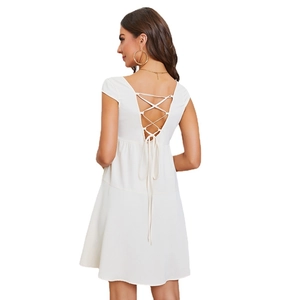 Elegante vestido maxi blanco sin espalda con tirantes cruzados y falda de capas escalonada