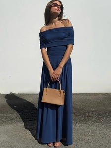 Elegantes, dunkelblaues schulterfreies Maxikleid mit Faltenrock und schmaler Taille