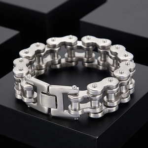 Détail du bracelet chaîne de vélo punk argent mat avec fermoir déployant robuste
