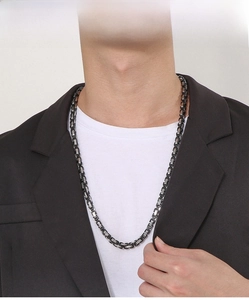 Gros plan d'un collier chaîne box 6mm en acier inoxydable porté par un mannequin