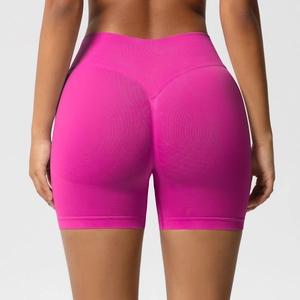 Détail du short de yoga sans couture taille haute rose vif avec couture sculptante fessier