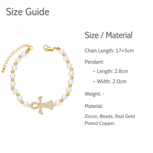 Detaillierte Ansicht des Gold-Ankh-Kreuz-Armbands mit weißen Perlen und Zirkonia-Steinen