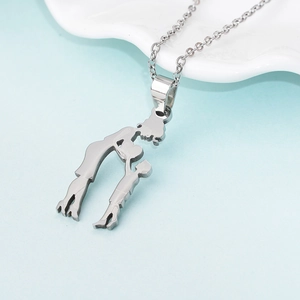 Collier en acier inoxydable argenté avec pendentif mère et enfant sur assiette blanche