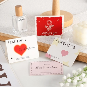 Lot de quatre cartes de vœux minimalistes avec souhaits en anglais sur bureau