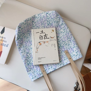 Floral cotton tote bag detail with violet patterns and reinforced leather handles
