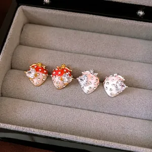 Boucles d'oreilles fraise de luxe avec émail rouge et rose et cristaux en cœur