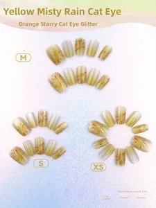 Dettaglio del set da 30 unghie finte occhio di gatto arancioni con motivi glitterati