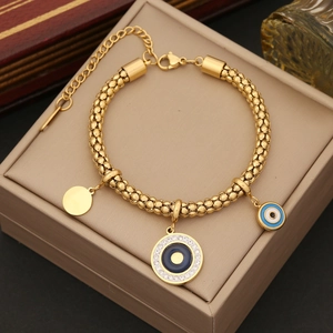 Vue détaillée du bracelet œil protecteur doré avec strass dans un coffret à bijoux