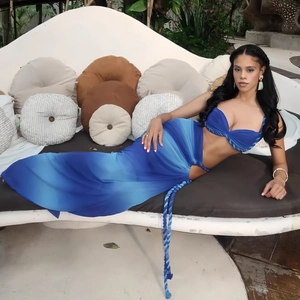 Ensemble deux pièces bleu dégradé avec haut court à nœud et jupe longue découpée pour la plage