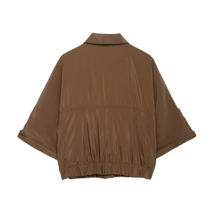 Vue arrière d'une chemise safari marron avec ourlet élastique plissé et manches courtes