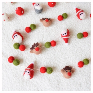 Handgefertigter Weihnachtsschmuck aus Wollfilz mit Weihnachtsmann, Rentier und bunten Kugeln