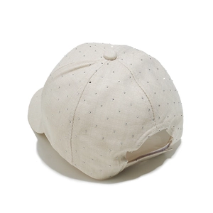 Vue de dessus d'une casquette crème avec strass argentés brillants et design 6 panneaux