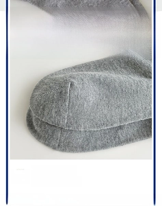 Detail der verstärkten Ferse und flachen Naht an grauen Baumwoll-Sportsocken