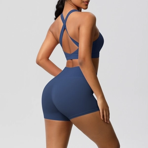 Details vom marineblauen Yoga-Set mit Racerback-Sport-BH und nahtlosen Fitness-Shorts