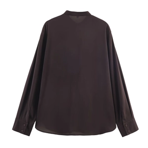 Camicia marrone a maniche lunghe da donna vista posteriore con polsini a doppio bottone