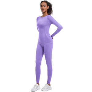 Dettaglio del set yoga viola senza cuciture con vita alta e trama traspirante del tessuto