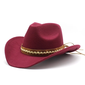 Détail d'un chapeau de cowboy bordeaux en feutre avec ruban décoratif tressé marron