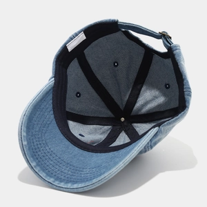 Detail der Innenseite der Jeans-Baseballkappe mit Schweißband und verstellbarem Metallverschluss