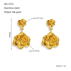Dettagli di orecchini a rosa in acciaio placcato oro 18K con dimensioni e peso