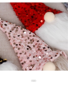 Nahaufnahme glitzernder Pailletten-Weihnachtswichtel mit weißem Kunstfellbart