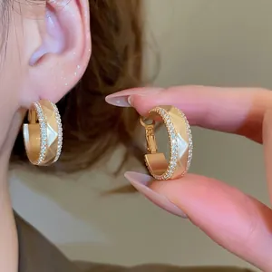Orecchini a cerchio placcati oro 18k con texture geometrica e dettagli in zirconi