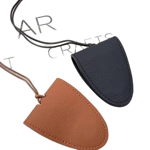 Magnetische Brillenhalter-Halsketten aus Leder mit Litschimuster in Schwarz und Braun