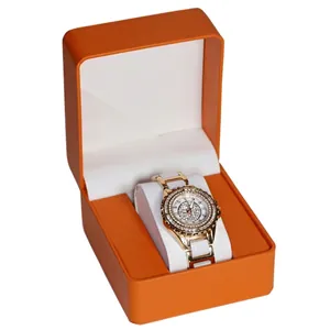 Luxe gouden dameshorloge met kristallen en witte band in een oranje lederen geschenkdoos