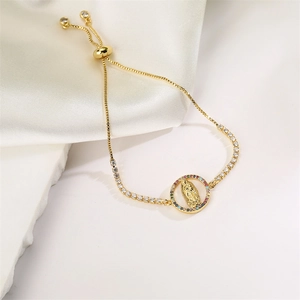 Detail van verstelbare vergulde armband met een Maria-medaillon en zirkonia versiering